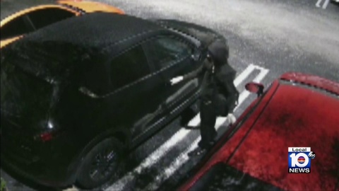 Thief is caught on camera stealing a car in a condominium in Doral, Miami (+ Video)