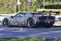 El Ferrari de línea dura espiado parece un coche de carreras en la carretera