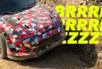 टोयोटा एक अनोखी नई रैली कार का परीक्षण कर रही है। लेकिन ऐसा क्यों लगता है?