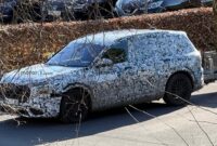 ऑडी क्यू9 स्पाई: तीन-पंक्ति वाली एसयूवी परीक्षण के दौरान पकड़ी गई