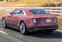 रोल्स-रॉयस ने ईवी-विशिष्ट योजनाएं छोड़ीं, वी12 को जीवित रखने का वादा किया